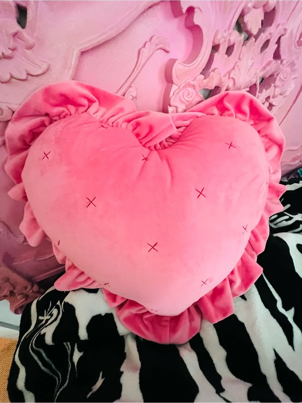 NWOT 💖 Oversized Heart Velvet Pillow with Faux Shearling Reverse Threshold